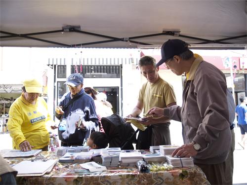 图2～5：许多华人主动了解真相；并在学员告诉他们三退保平安后，声明三退。