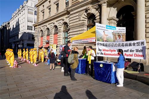 '图2：法轮功学员在市中心的展位。'