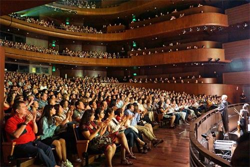 '图1：二零二零年二月八日和九日，神韵国际艺术团在秘鲁利马大剧院（Gran Teatro Nacional）的上演四场演出，场场大爆满。在秘鲁开演之前，神韵艺术团收到了来自该国议员、文化部官员、市长等二十多位政要的祝贺和感谢函。图为二月八日，元宵节当日演出的盛况。'