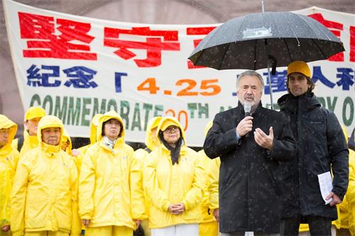 '图1：加拿大前参议员迪尼诺（Con Di Nino）二零一九年冒雨参加法轮功学员四·二五纪念活动。'