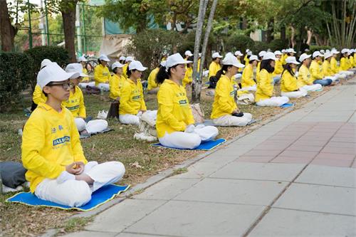 '图5～7：不受疫情影响，高雄法轮功学员于二零二零五月九日、十日分别在大岗山自然生态园区、瑞丰夜市真相景点、中央公园等处炼功弘法，展现大法的美好祥和，庆祝“世界法轮大法日”。'