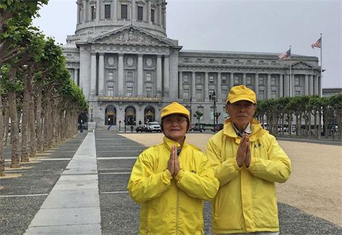 '图3：长期在旧金山市政府广场讲真相的娄先生夫妇恭祝李洪志师父“生日快乐！”'