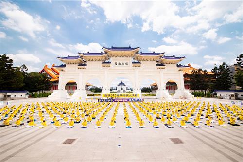 '图6：法轮功学员齐声高颂“恭祝师父生日快乐，法轮大法好、真善忍好”。'