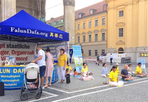 '图3：二零二零年八月十一日，法轮功学员在慕尼黑奥迪安广场（Odeonsplatz）举办信息日活动。'