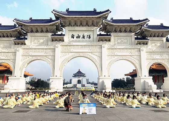 疫情下　台湾学员炼功场面感动游客