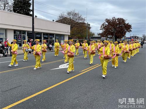 '图1～3：二零二一年十一月二十一日， 纽约法轮功学员组成的炼功队伍和腰鼓队参加了费城东北区第四十四届的感恩节游行。'