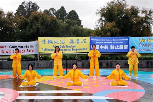 '图1：二零二一年四月十日，法轮功学员在澳洲第四大城市本迪戈市中心举办汽车游行和集会。图为在集会上，法轮功学员展示五套功法。'