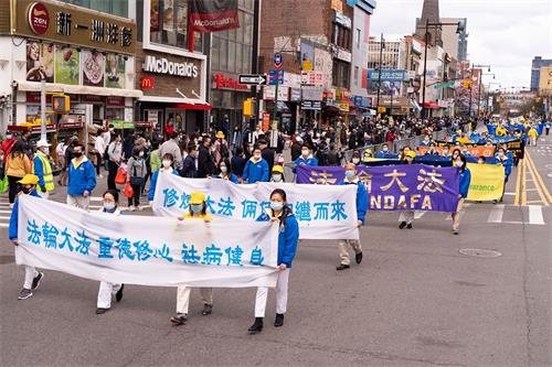 '图1～4：纪念“四二五”和平上访二十二周年，二零二一年四月十八日，上千名纽约法轮功学员举办游行。'