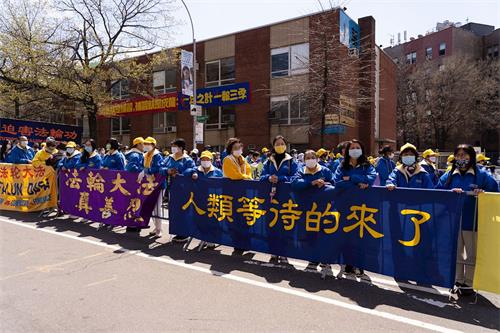 '图1～5：二零二一年四月十八日，逾千名纽约法轮功学员在法拉盛举办纪念“四二五”和平上访二十二周年。'