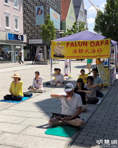 '图1：二零二一年七月十日，德国法轮功学员在南部格平根市（Göppingen）小城举办信息日活动。图为法轮功学员展示功法。'