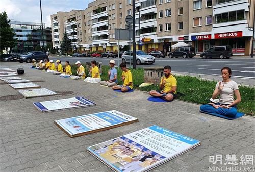 '图1：二零二一年七月十八日，波兰法轮功学员在华沙中使馆前静坐，抗议中共22年的残酷迫害。'