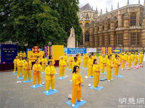 '图7：二零二一年八月二十八日，英国法轮功学员在伦敦议会广场上演示功法。'