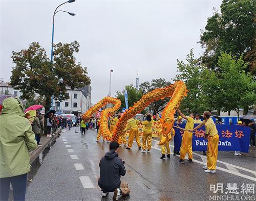 '图1～4：二零二一年九月十八日，法轮功学员参加波兰斯凯尔涅维采（SKIERNIEWEICE）市丰收节，观众表示，给丰收节带来喜庆，受欢迎。有观众表示：“法轮大法真、善、忍原则是人人都需要的，这个世界太缺乏这种品质了”。'