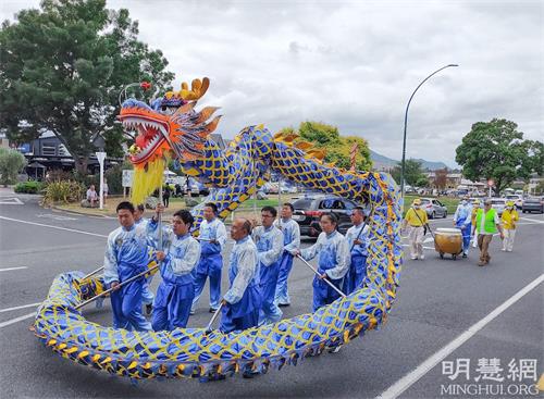 '图1～6：法轮功学员在陶波 （Taupo）游行，传播法轮功的美好和真相，受到当地民众的欢迎。'