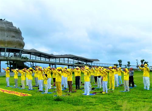 图1～2：庆祝世界法轮大法日，台东法轮功学员集体炼功，展现功法美好。