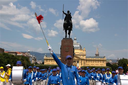 图5：萨格勒布的国王托米斯拉夫广场(King Tomislav Square)上的天国乐团