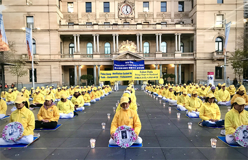 图2：当晚，悉尼法轮功学员为无数被中共迫害致死的法轮功学员举行烛光悼念活动。