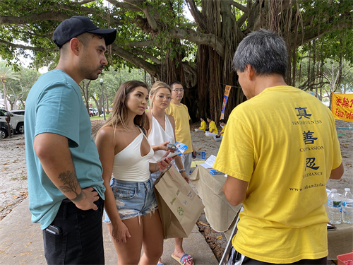 图8：民众前来了解法轮功真相。从左到右 费尔南多·科尔特斯（Fernando Cortez）、泰勒·麦金利（Taylor McKinley）、西蒙娜·萨帕塔（Simona Zapata）。