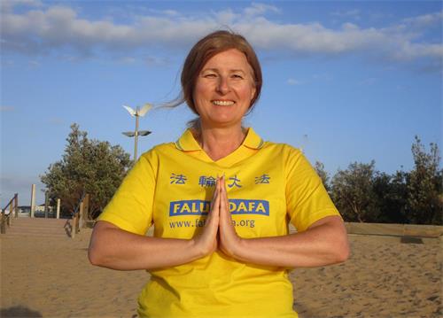 '图5：法轮功学员娜塔莉・杜尔科维奇（Natalie Durkovic）恭祝师父中国新年快乐。'