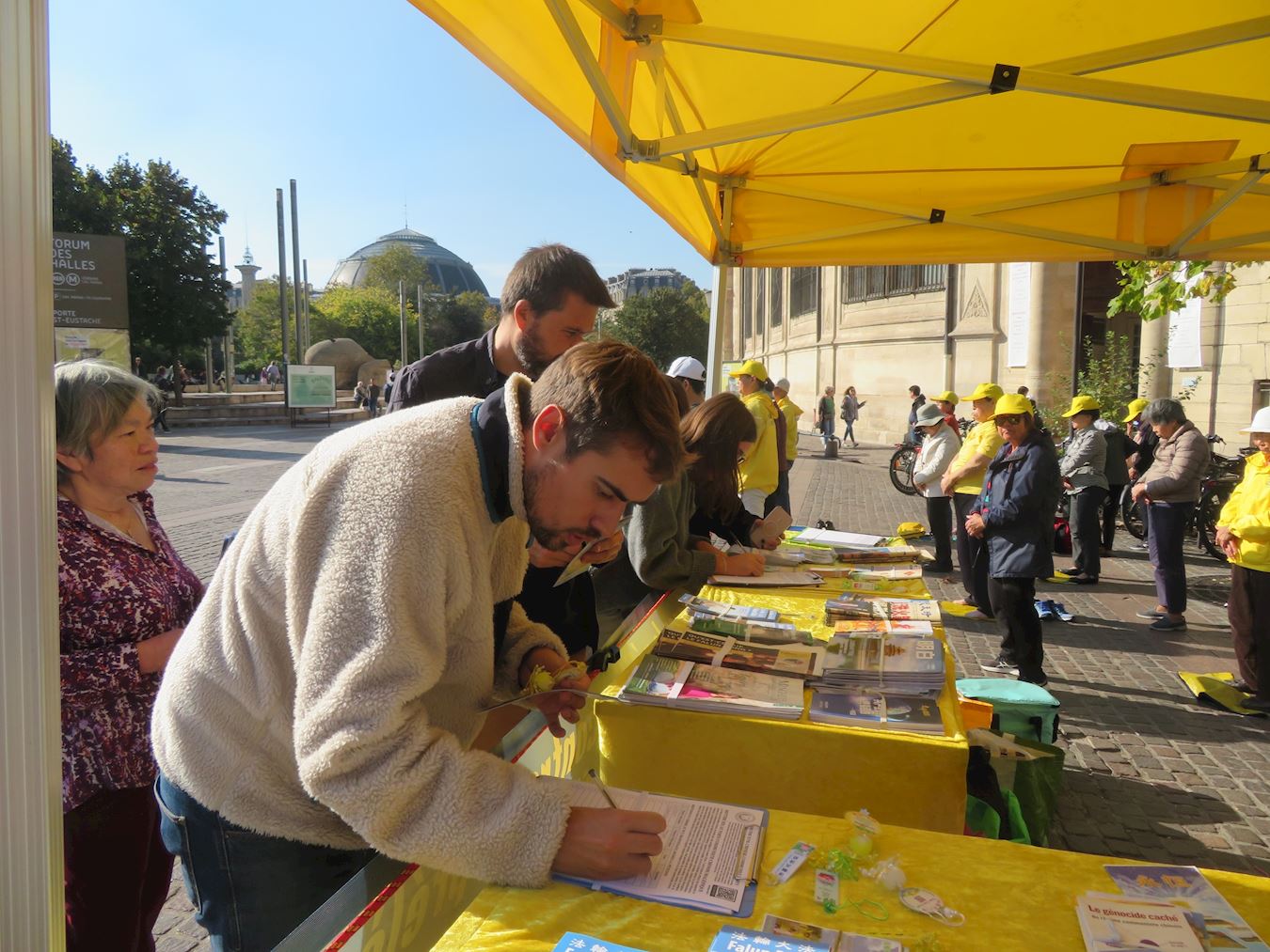 '图1~7:二零二五年十月十一日,巴黎部份法轮功学员分别在夏特莱街区进行了讲真相和征签活动。'