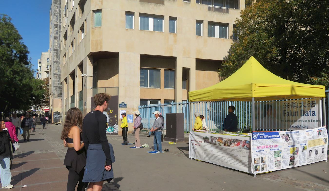 '图8~9:十月七日,法轮功学员在巴黎美丽城进行了弘法和讲真相的活动。'