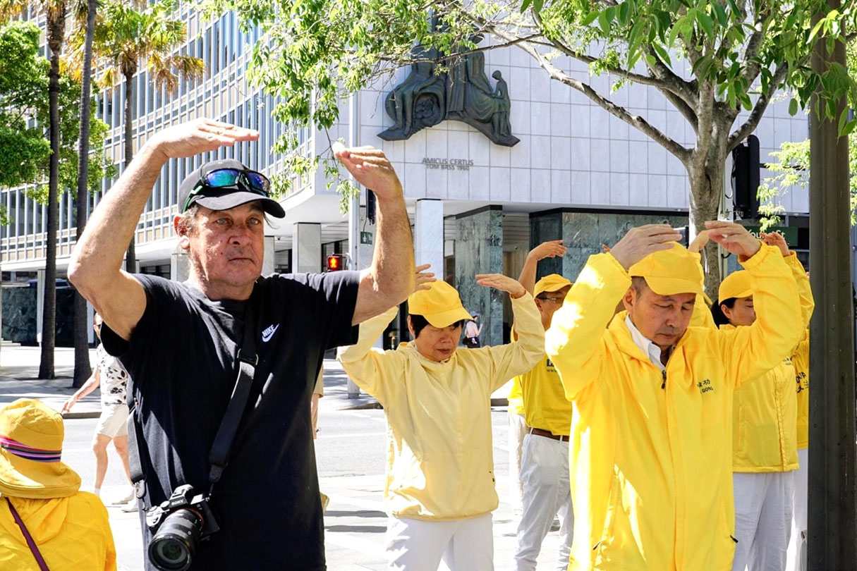 图9:迪恩·温(左一)正在学炼法轮功第二套功法——法轮桩法。