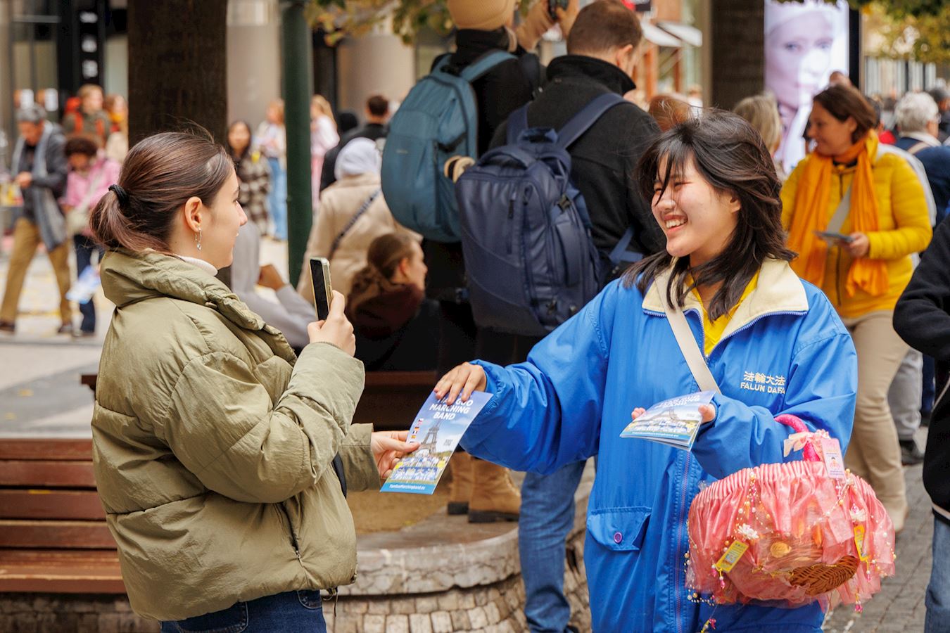 '图1~12:法轮功游行队伍行进在捷克首都布拉格的街道上。人们驻足观赏和接受真相传单。'