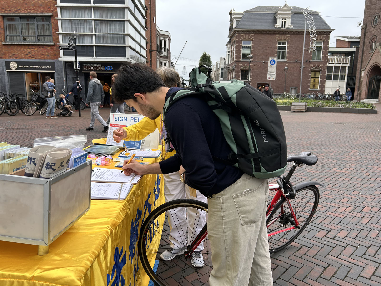 图8~11:民众签名支持法轮功学员反迫害