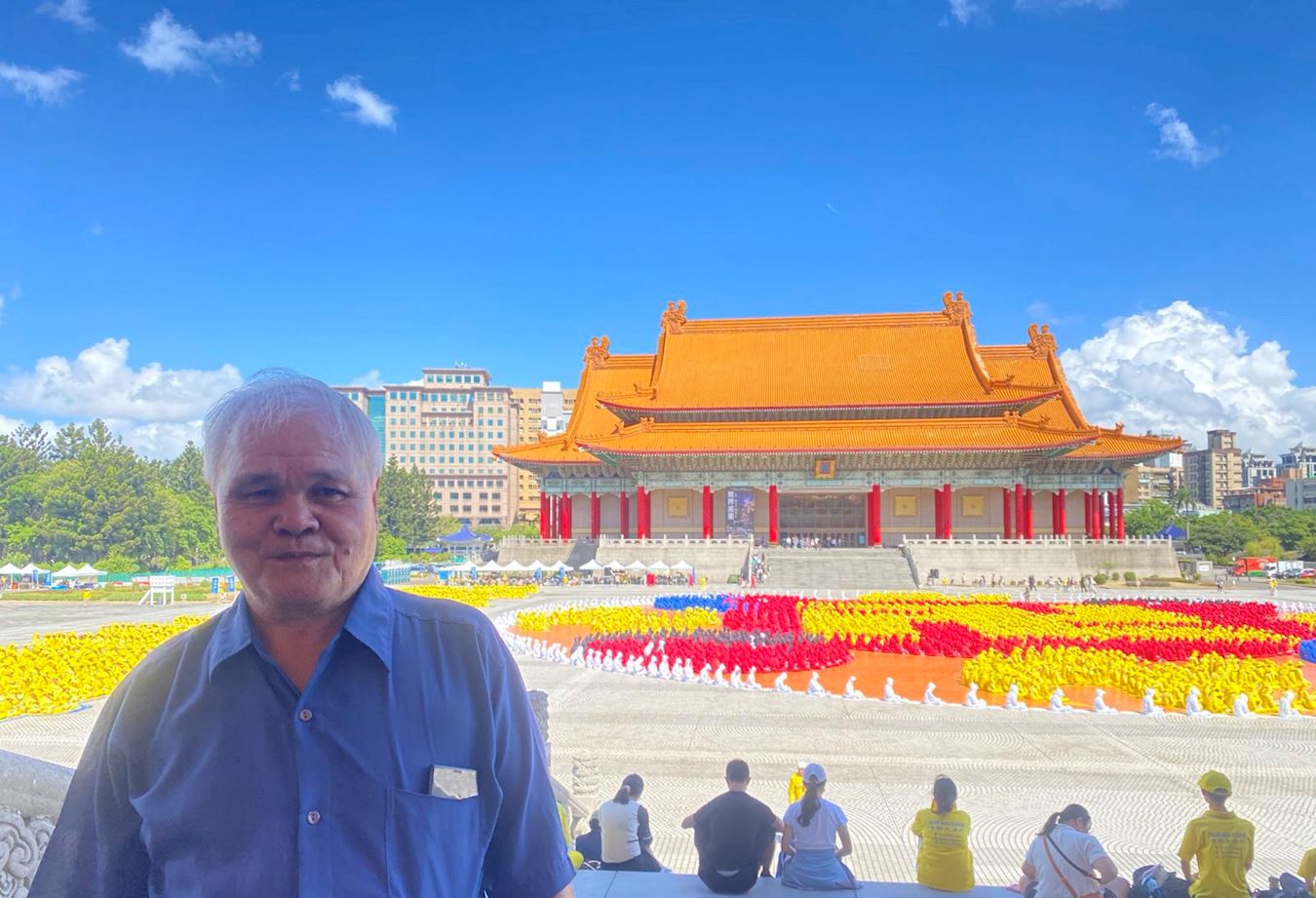 '图12:首次现场观看排字活动,台湾南投的洪先生深受感动。'