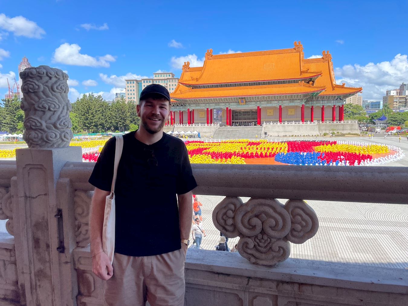 '图14:来自荷兰的亚蒙(Yarmond)很惊喜遇到法轮功美丽、安静的排字活动,对中共的迫害深感不解。'