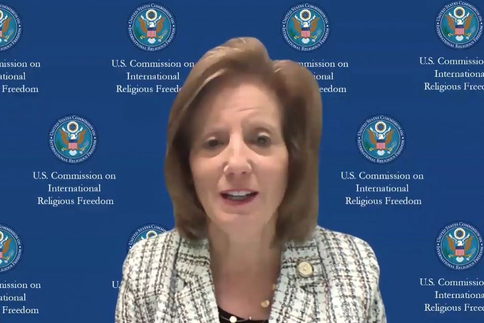 '图2:美国国际宗教自由委员会(USCIRF)主席、前国会议员维姬·哈茨勒在发言'