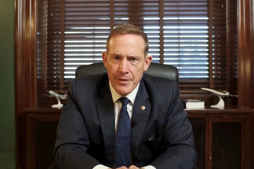 '图4:共和党籍联邦参议员泰德·巴特在发言'