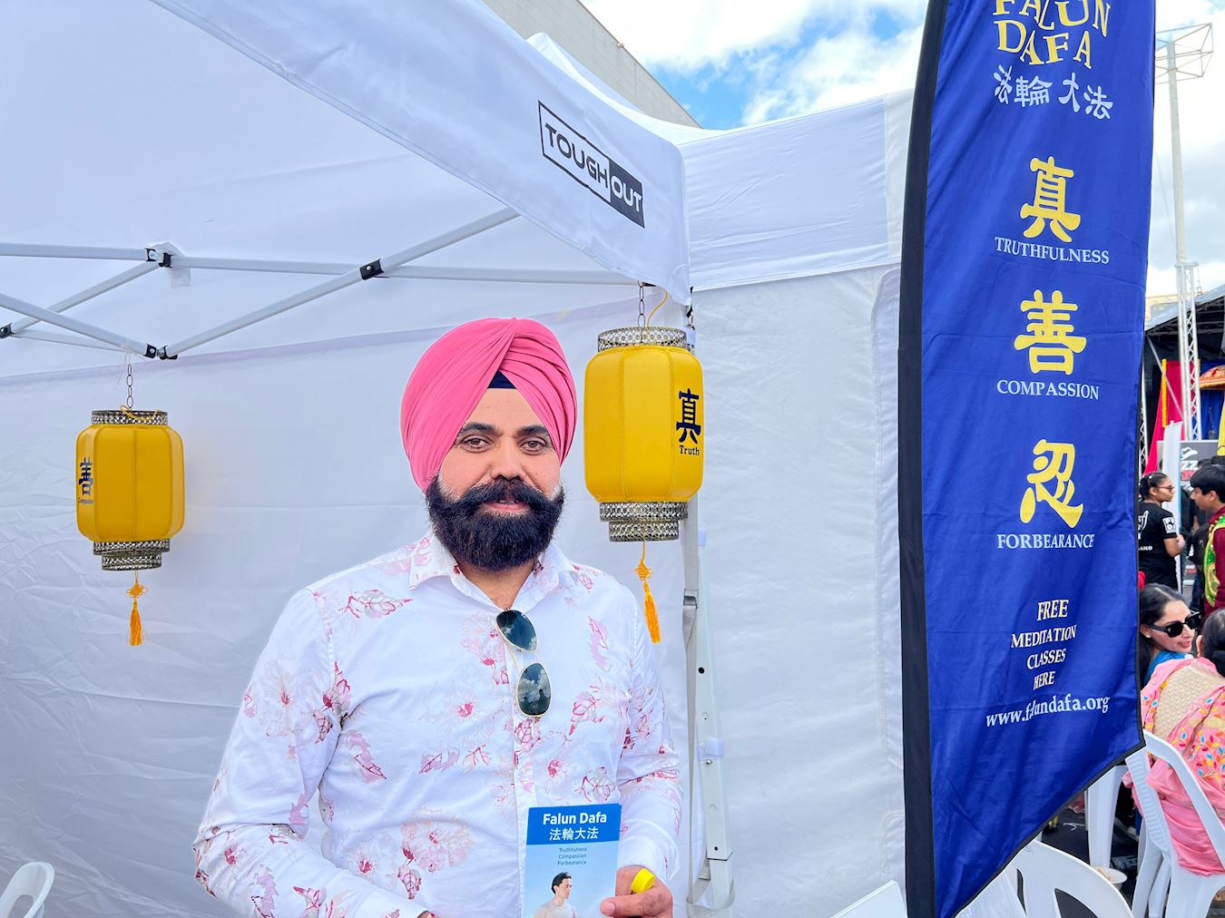 '图8:卡兰(Karan)赞赏法轮功倡导的真、善、忍原则。'