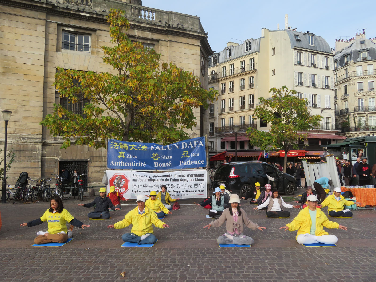图1~4:二零二五年十月十八日星期六下午,法轮功学员再次来到巴黎中心的夏特莱街区弘法
