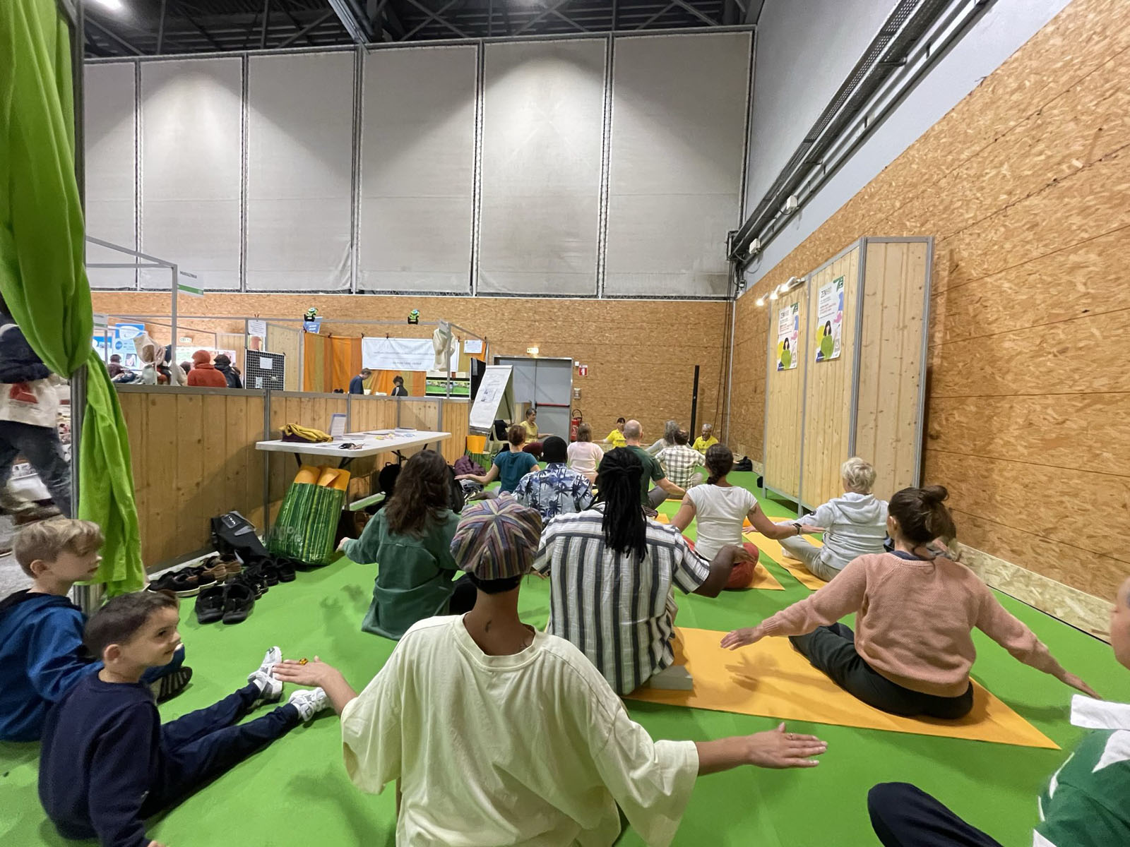 图10~11:在展览会上,很多观众一起学炼法轮功的第五套功法:打坐