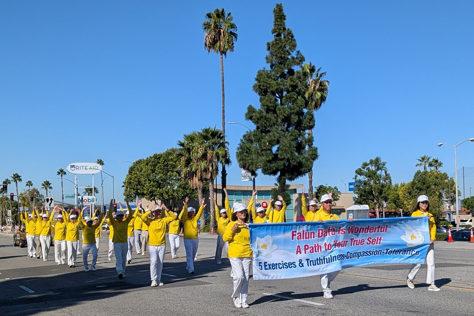 图1~2:法轮功学员参加亚裔人口密集的多元文化社区马车节游行,获得观众欢迎