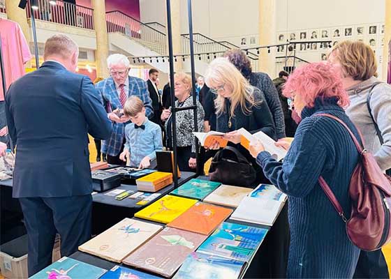 神韵启迪心灵 波兰观众购买《转法轮》