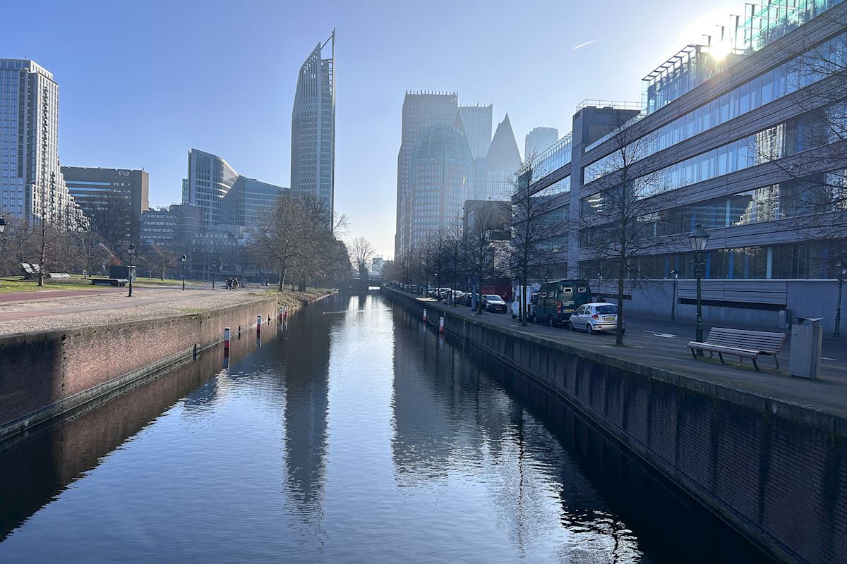 '图1:海牙霍夫塔(Hoftoren)是荷兰中央政府大楼,绰号“羽毛笔”(De Vulpen),荷兰教育、文化和科学部,卫生、福利和体育部所在地。'