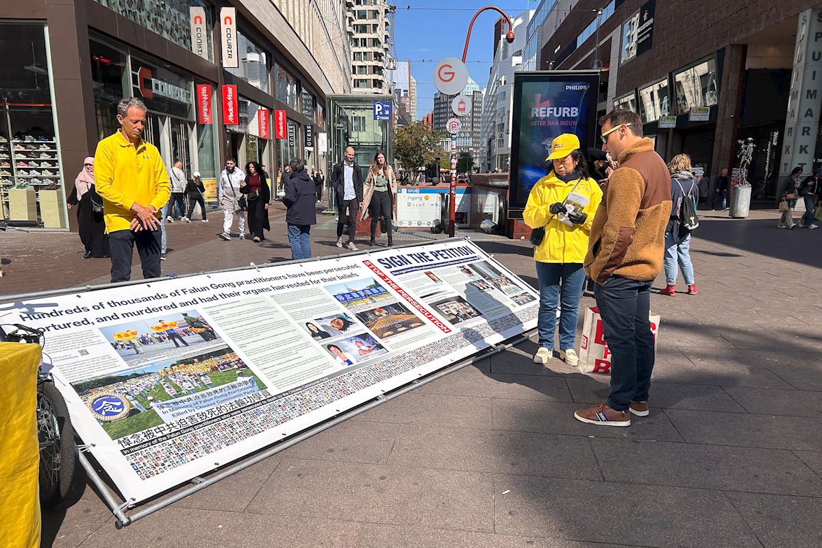 '图6~7:有游客现场学炼法轮功功法,人们认真阅读法轮功信息,了解法轮功真相。'