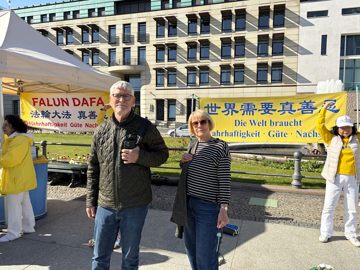 '图16：来自丹麦的肯·哈坎森和太太都签名声援法轮功学员反迫害。'